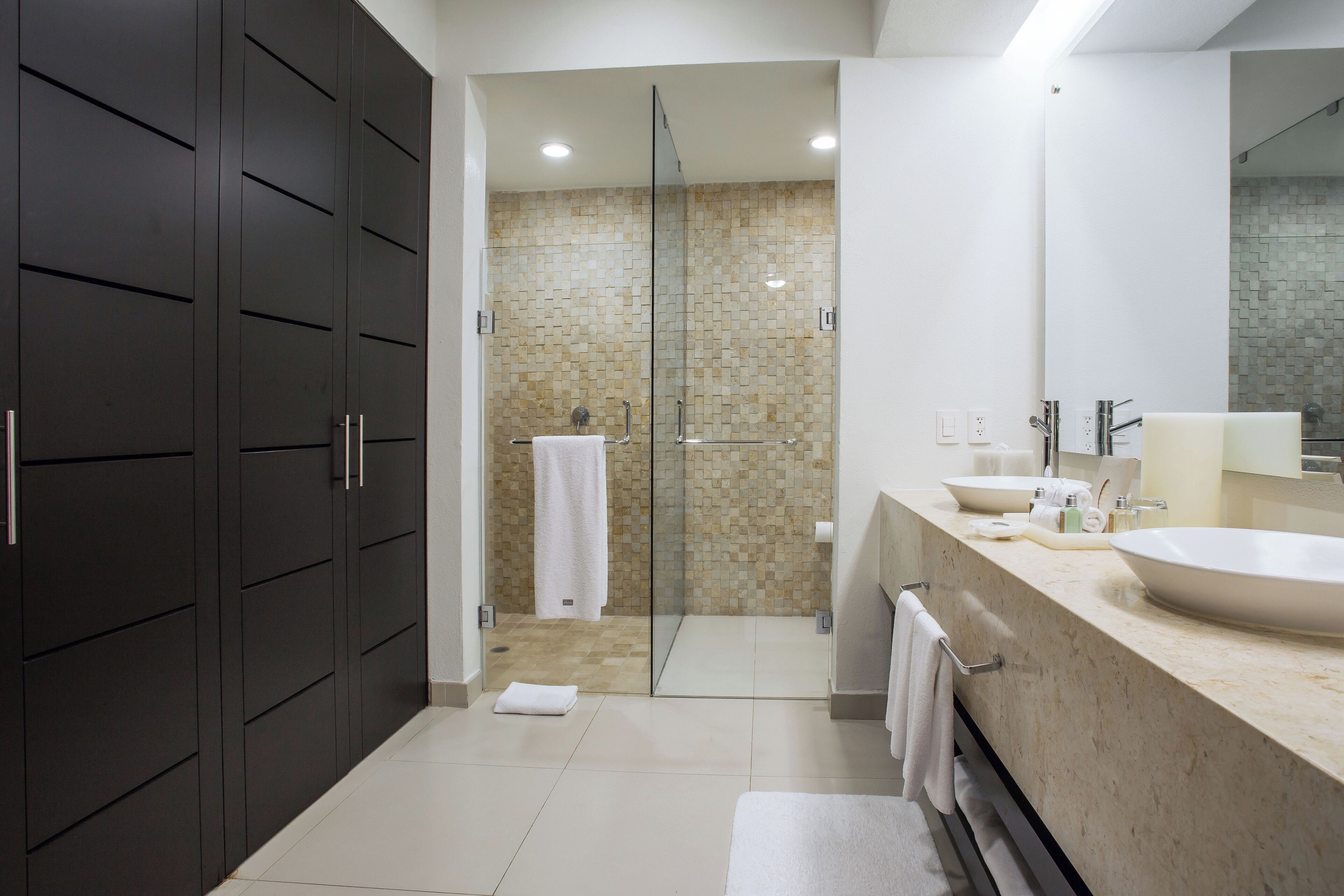 Amenidades de baño gratuitas, secadora de cabello, batas, pantuflas 