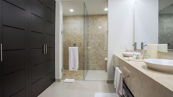 Amenidades de baño gratuitas, secadora de cabello, batas, pantuflas