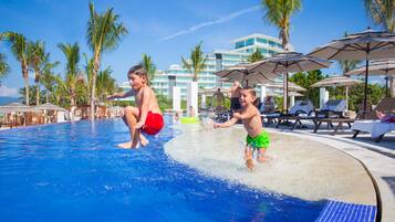 5 piscinas al aire libre, camas de piscina gratis, sombrillas