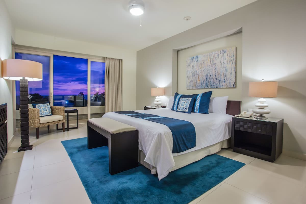 Frette Italian sheets, premium bedding, pillow-top beds, free minibar