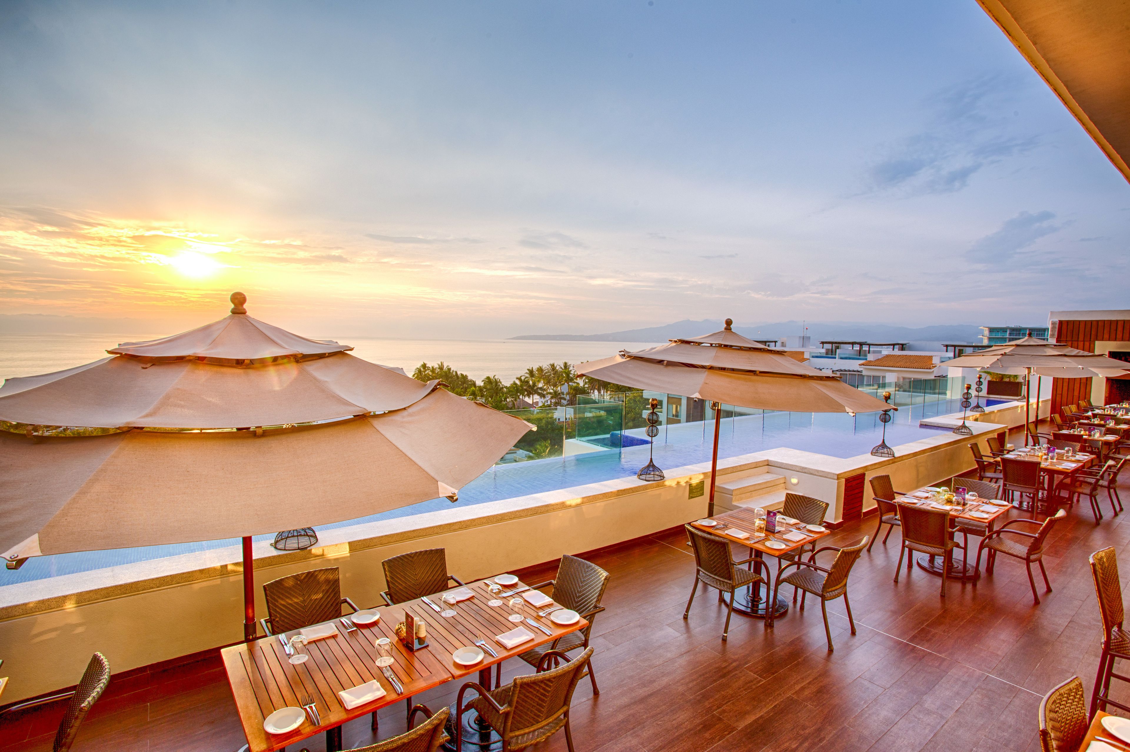 5 restaurantes, se sirven desayunos, comidas y cocina internacional