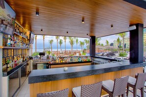 4 bares, 3 bares junto a la piscina, bar en la playa