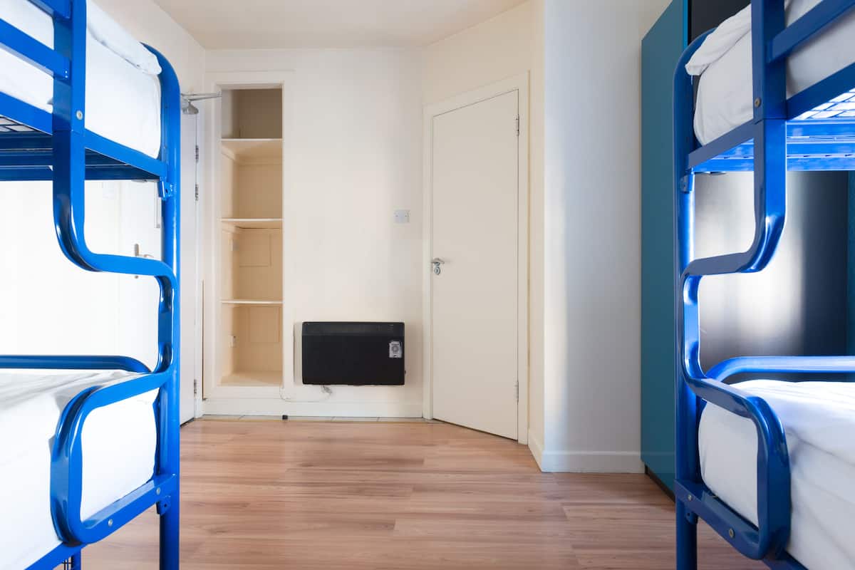 Tabla de planchar con plancha, wifi gratis y ropa de cama