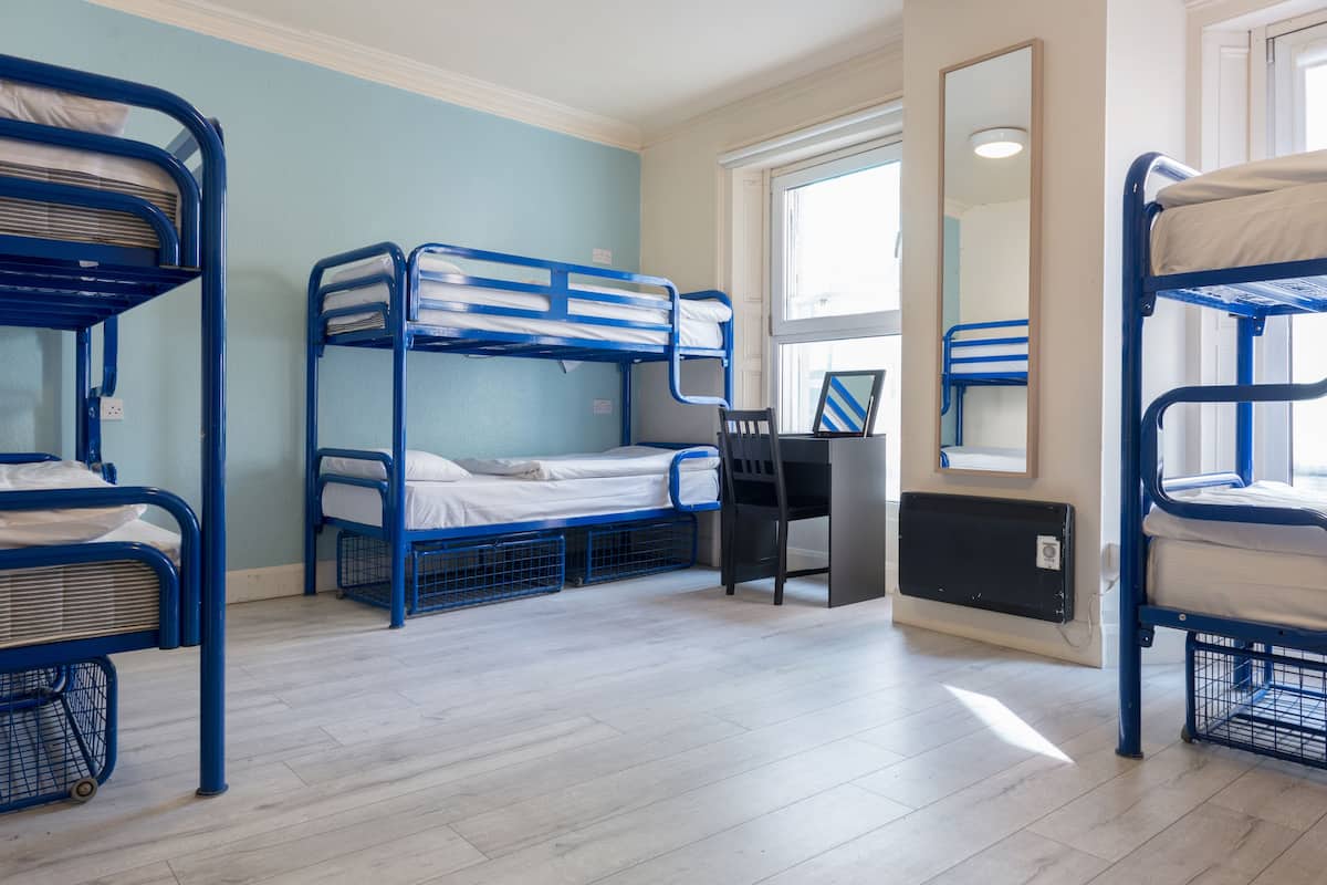 1 cama en dormit. femenino 6 camas, baño | Tabla de planchar con plancha, wifi gratis y ropa de cama