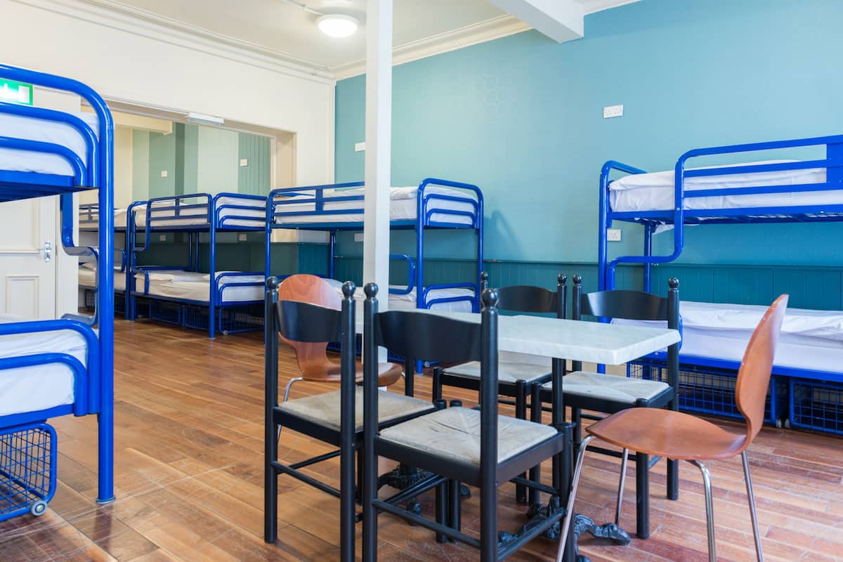 Tabla de planchar con plancha, wifi gratis y ropa de cama