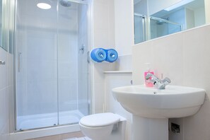 Kombinert dusj/badekar, hårføner og håndklær