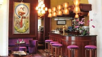 Rooftop bar, al fresco dining, open daily