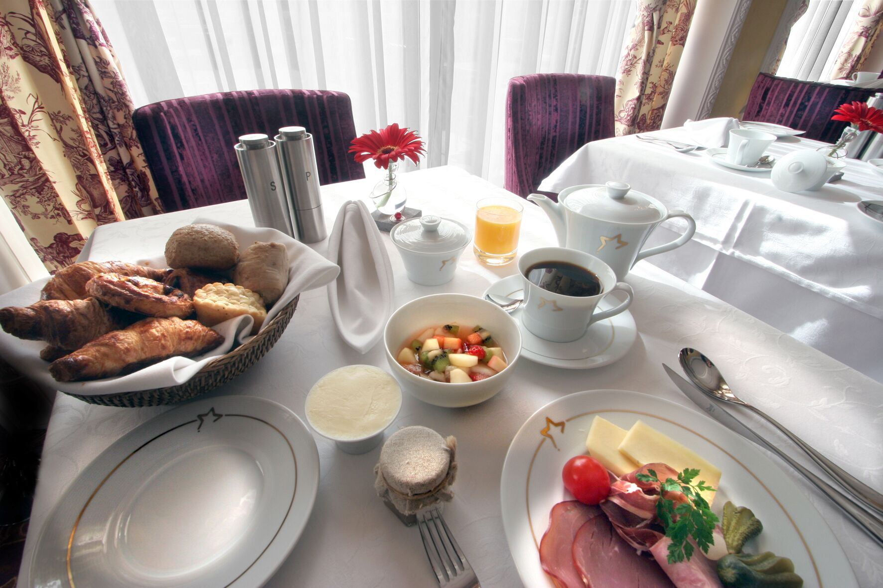 daily buffet breakfast for a fee