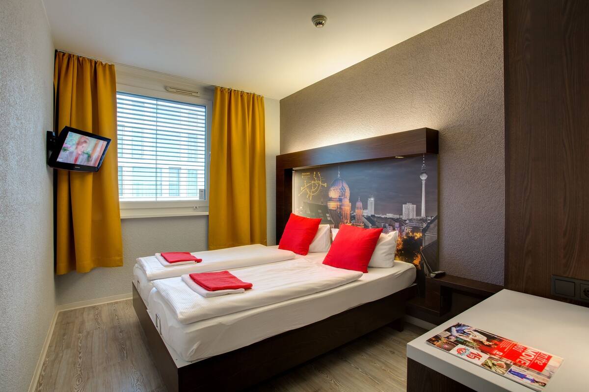 Een kluis op de kamer, een bureau, geluiddichte muren, gratis babybedden