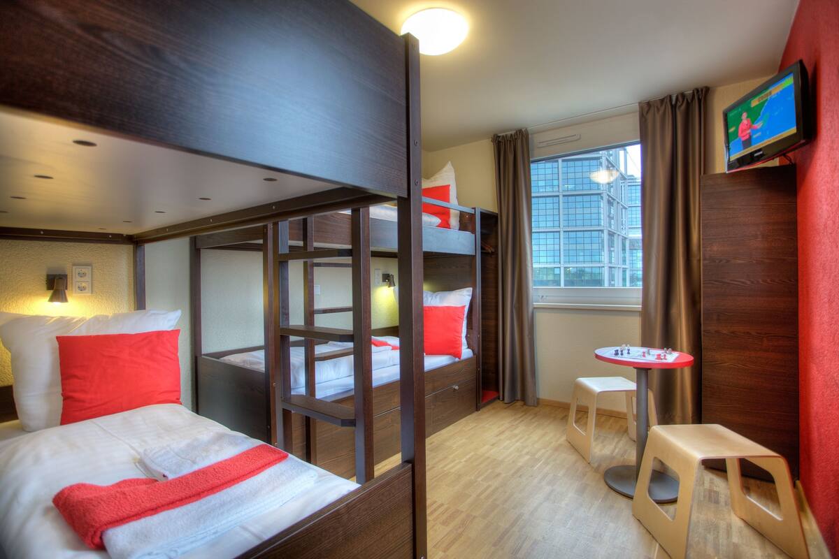 Een kluis op de kamer, een bureau, geluiddichte muren, gratis babybedden