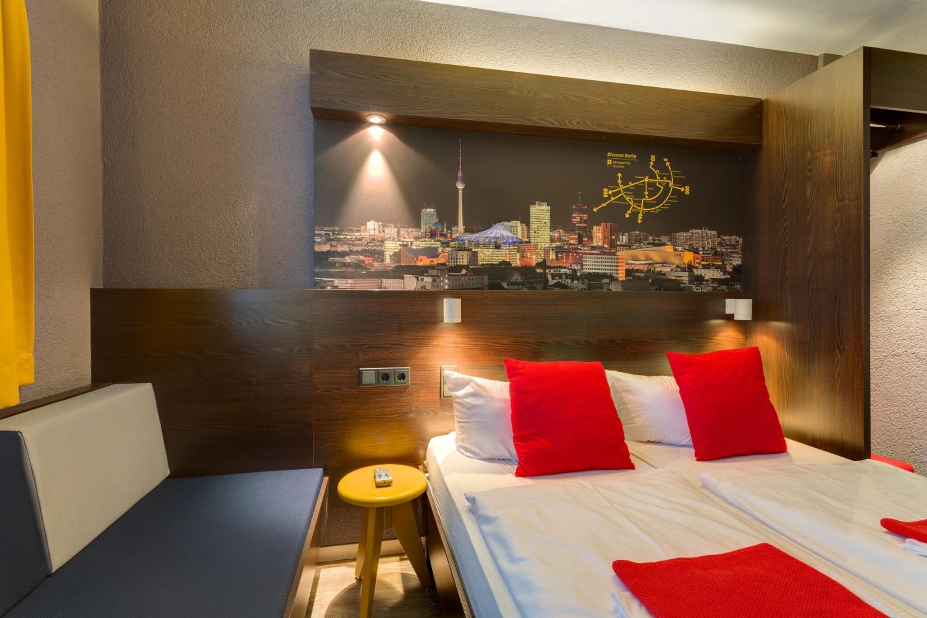 خزنة داخل الغرفة ومكتب وتجهيزات عازلة للصوت وأسرّة أطفال/رضّع (مجانًا)