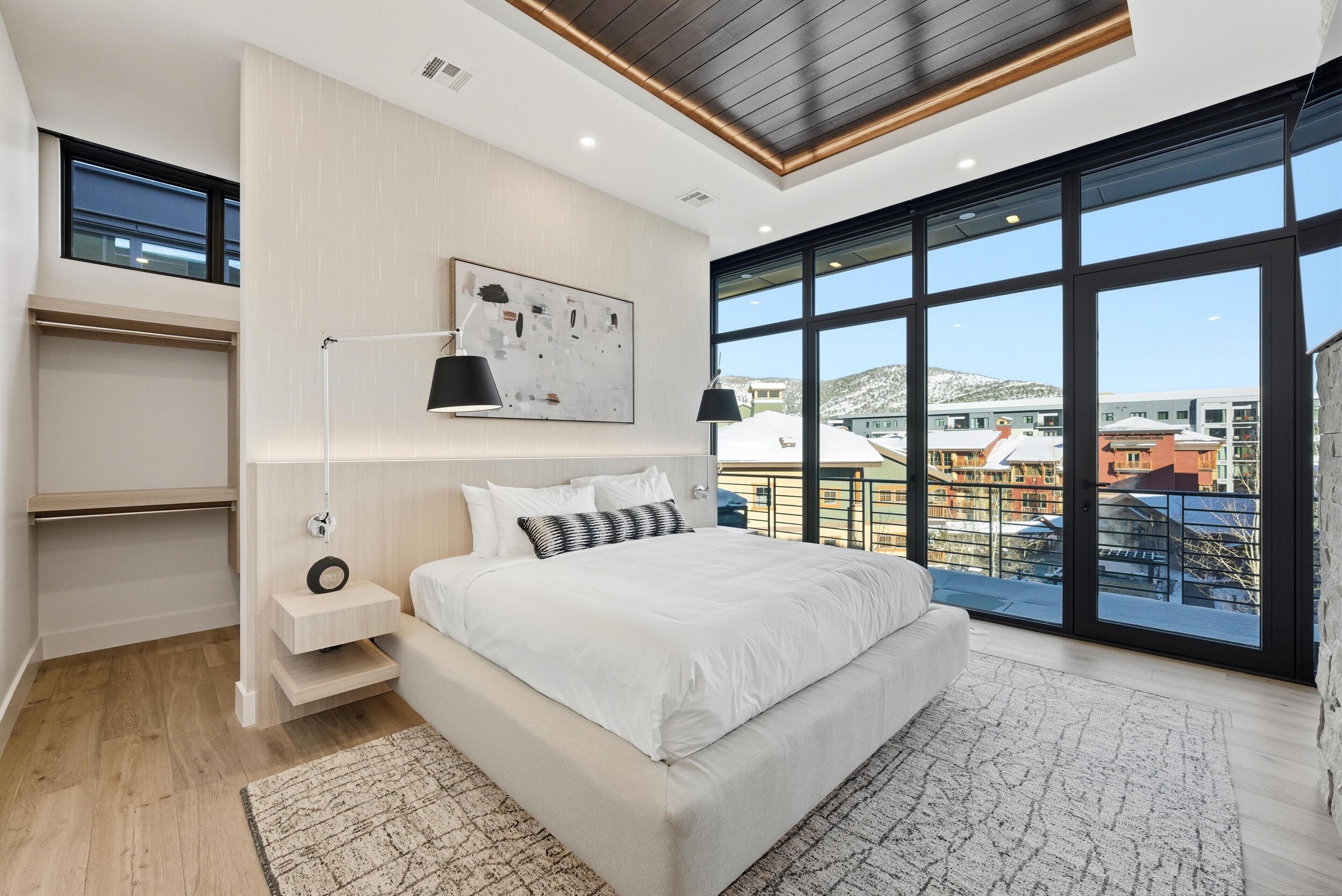 高档床上用品、加厚床垫、客房内保险箱、办公桌