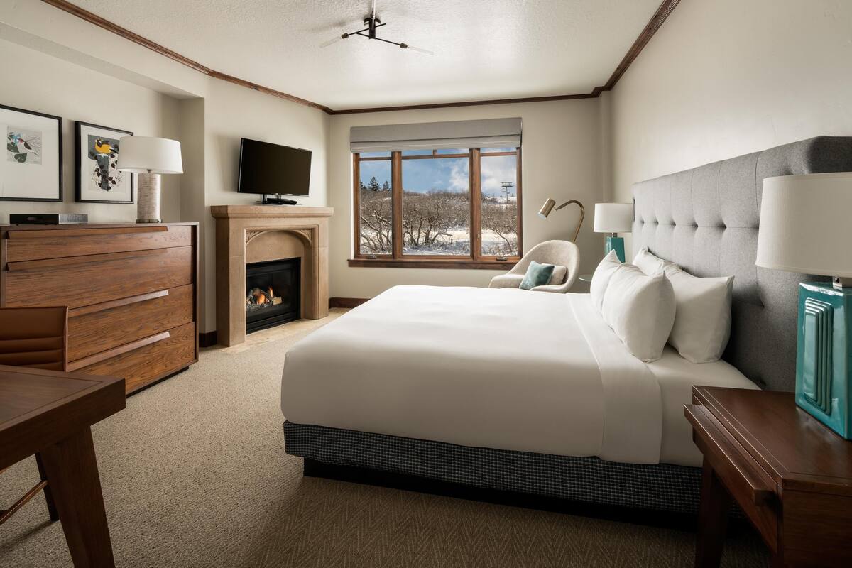 Room, 1 King Bed | Premium bedding, pillow-top beds, in-room safe, desk