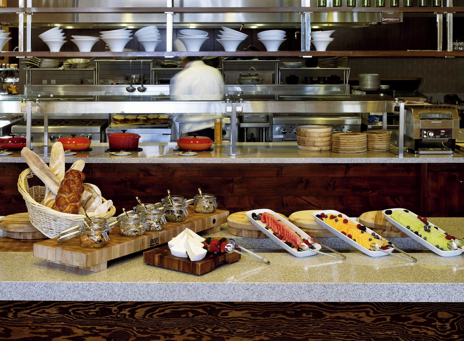Un buffet proposant une variété de plats et d’ustensiles.