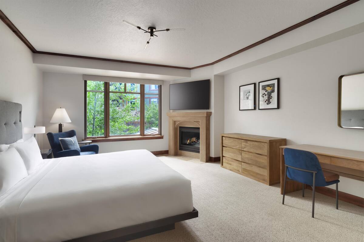 Room, 1 King Bed, Accessible (Shower) | Premium bedding, pillow-top beds, in-room safe, desk