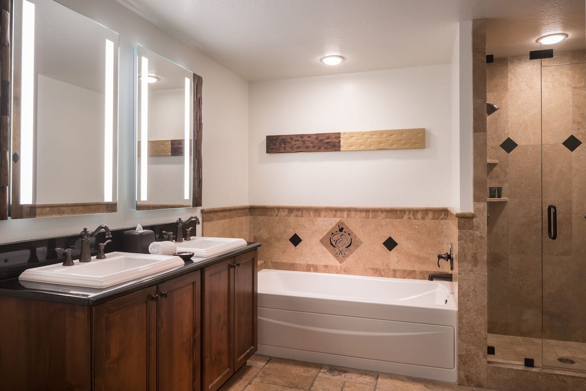 Ensemble douche/baignoire, articles de toilette de luxe, sèche-cheveux