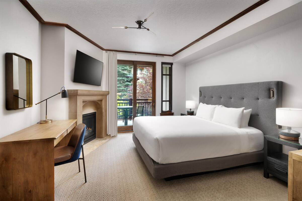 Deluxe Room, 1 King Bed, Balcony | Premium bedding, pillow-top beds, in-room safe, desk