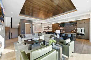 Pientalo, 5 makuuhuonetta (Residence) | Ylelliset vuodevaatteet, pillowtop-patjalliset sängyt