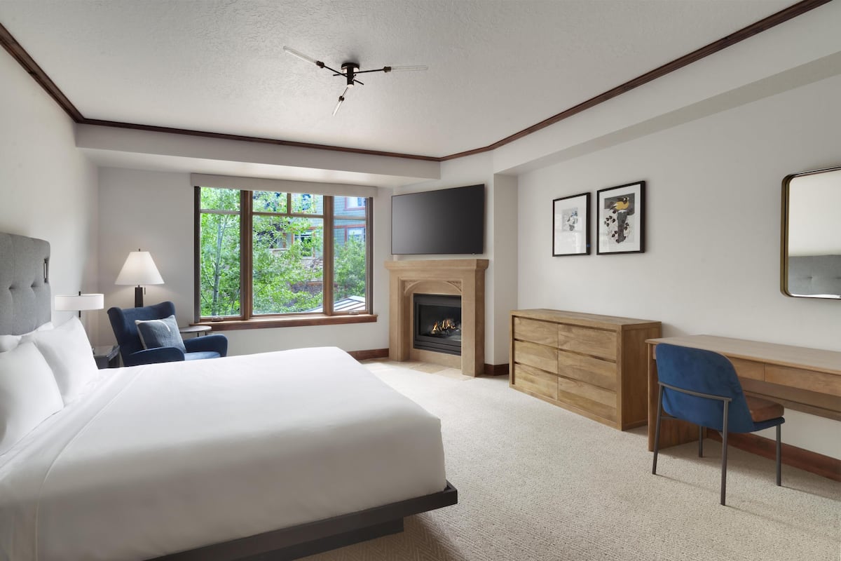 Room, 1 King Bed, Accessible (Shower) | Premium bedding, pillow-top beds, in-room safe, desk