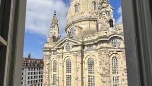 A historic building with a large dome and multiple towers, viewed through a window. - Aparthotel Altes Dresden (Dresden)
