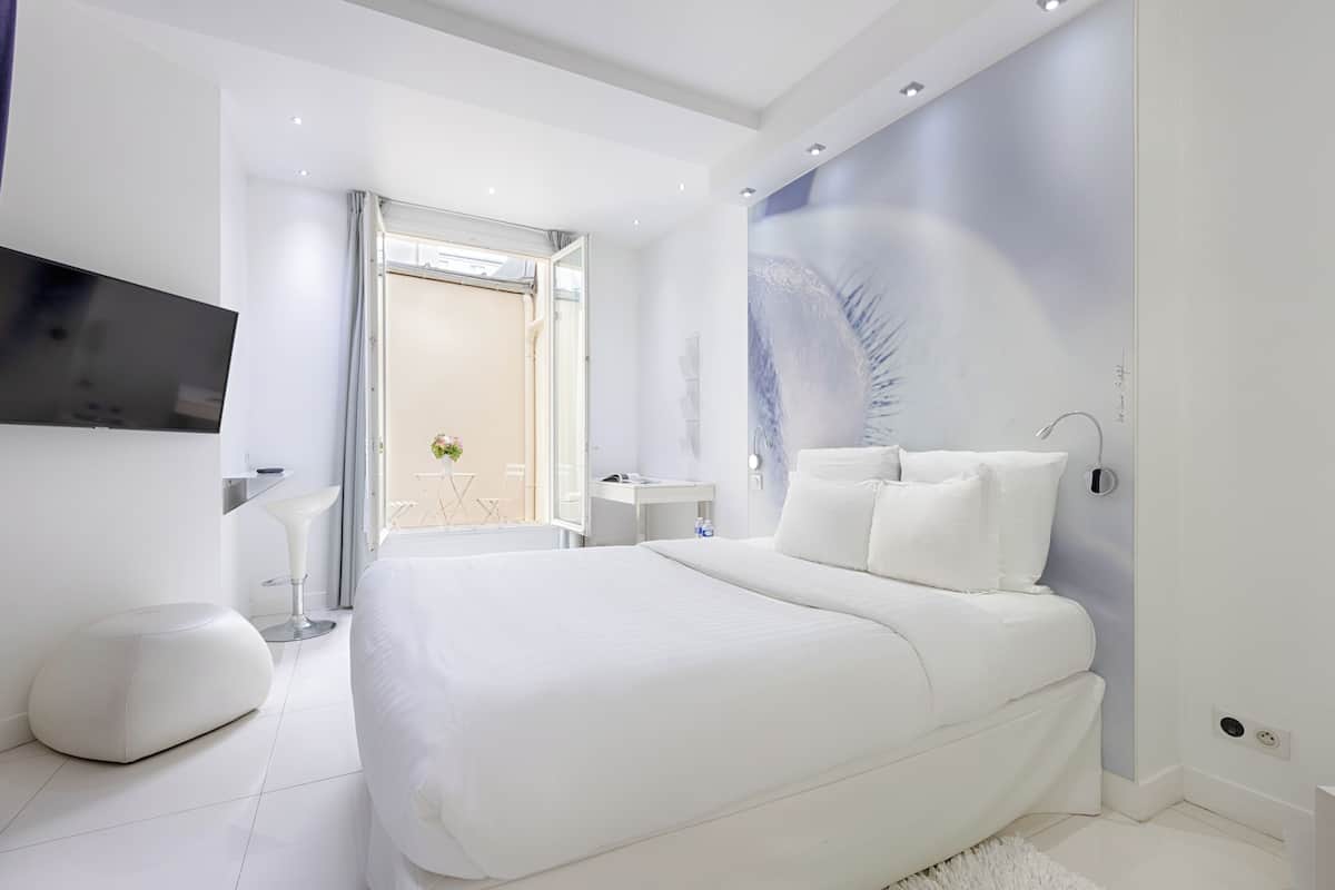 Deluxe tweepersoonskamer | Luxe beddengoed, een kluis op de kamer, geluiddichte muren, gratis wifi