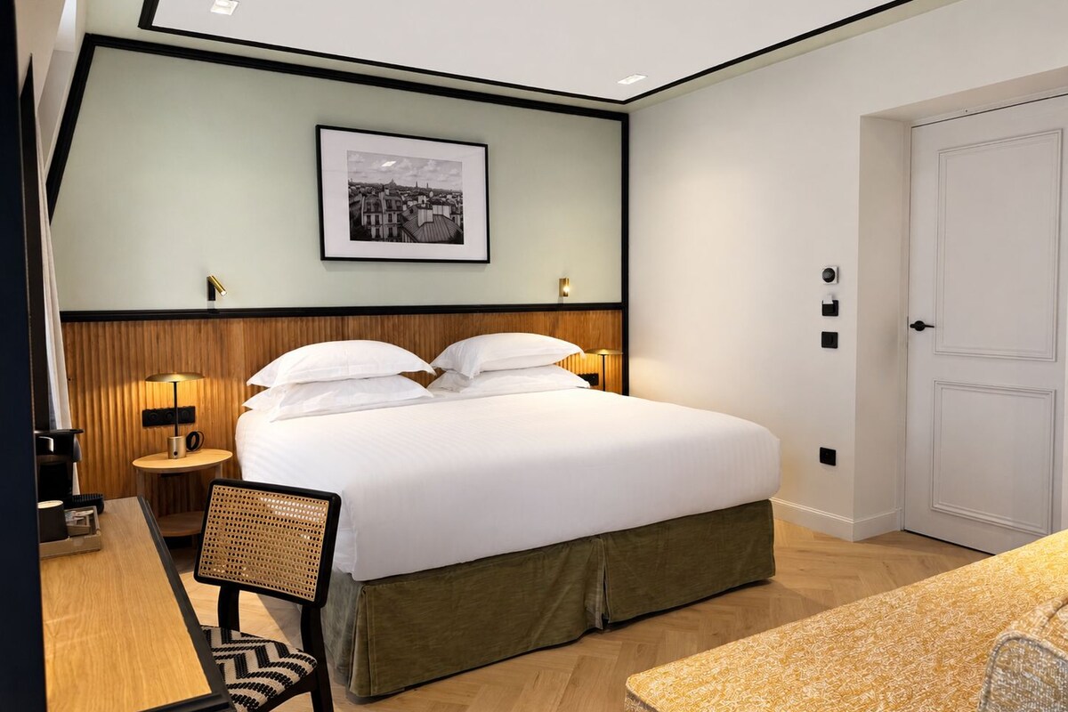 Suite Junior | Seprai premium, minibar, brankas, dan ruang kerja ramah laptop