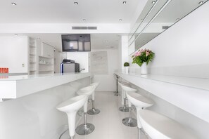 Daily continental breakfast for a fee - BLC Design Hotel (Paris)