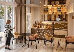 Buffet déjeuner servi tous les jours en supplément