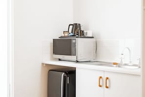 Frigorífic, microones, cafetera i tetera i bullidora elèctrica