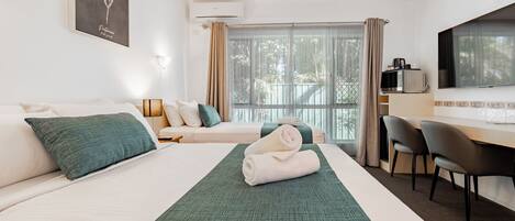 Junior kamer (Twin) | Luxe beddengoed, pillowtop-bedden, een minibar, individueel gedecoreerd