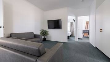 Upper Family Room | Área de sala de estar | Smart TV de 50 pulgadas con canales digitales y televisión