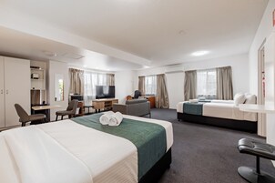 Ropa de cama de alta calidad, colchones con pillow-top y minibar 