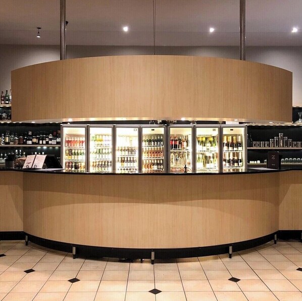 2 restaurants, breakfast, lunch, dinner served; international cuisine