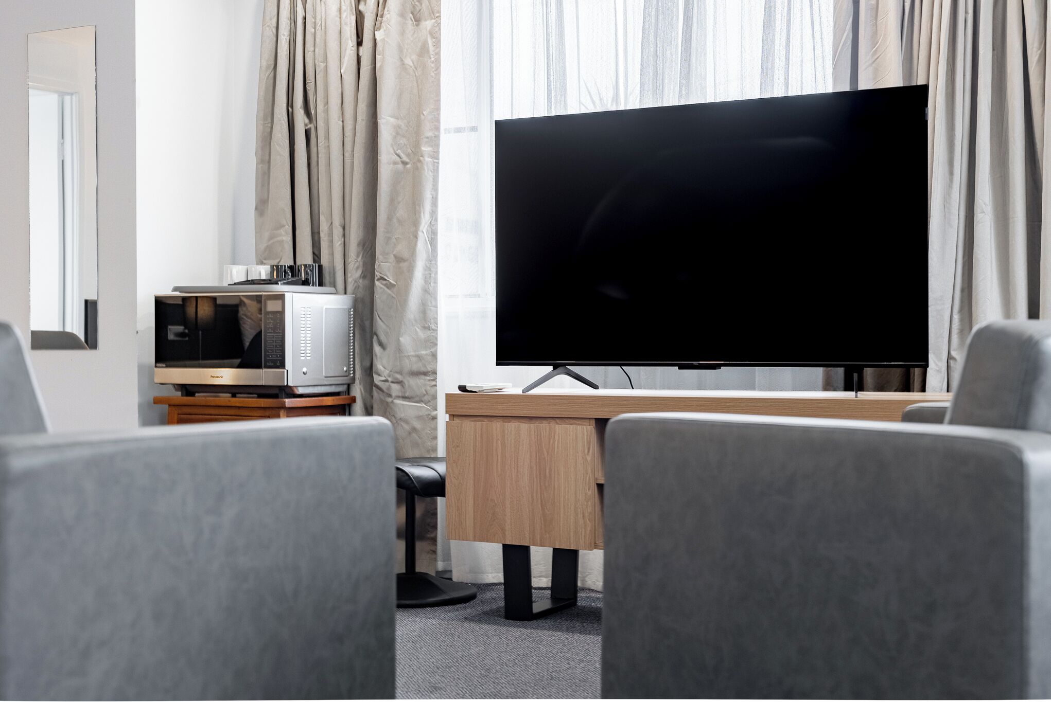 エグゼクティブ ルーム | リビング エリア | 50 インチのスマートテレビ (デジタル放送視聴可)、テレビ