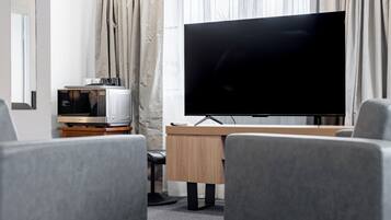 Executive Room | Living area | 50-inch Smart TV with digital channels, TV