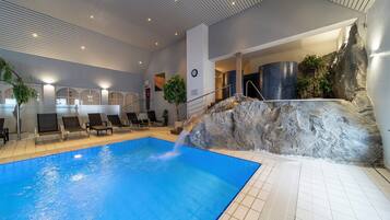 Piscina interna, espreguiçadeiras
