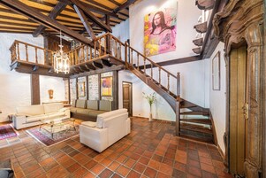 32-inch TV with cable channels, fireplace