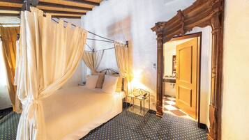 Hochwertige Bettwaren, Zimmersafe, individuell dekoriert, Schreibtisch