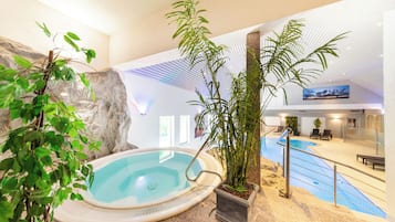 Indendørs pool, åben fra kl. 10.00 til kl. 20.00, liggestole