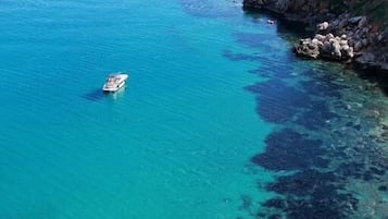 Una spiaggia nelle vicinanze, sabbia bianca, lettini da mare, ombrelloni