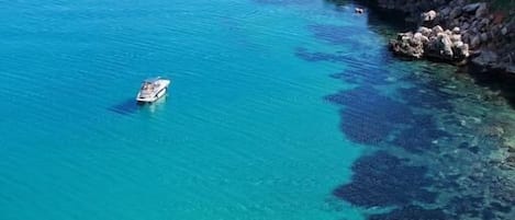 Nära stranden, vit sandstrand, solstolar och parasoller