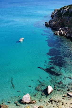 Una playa cerca, arena blanca, sillas reclinables de playa, sombrillas