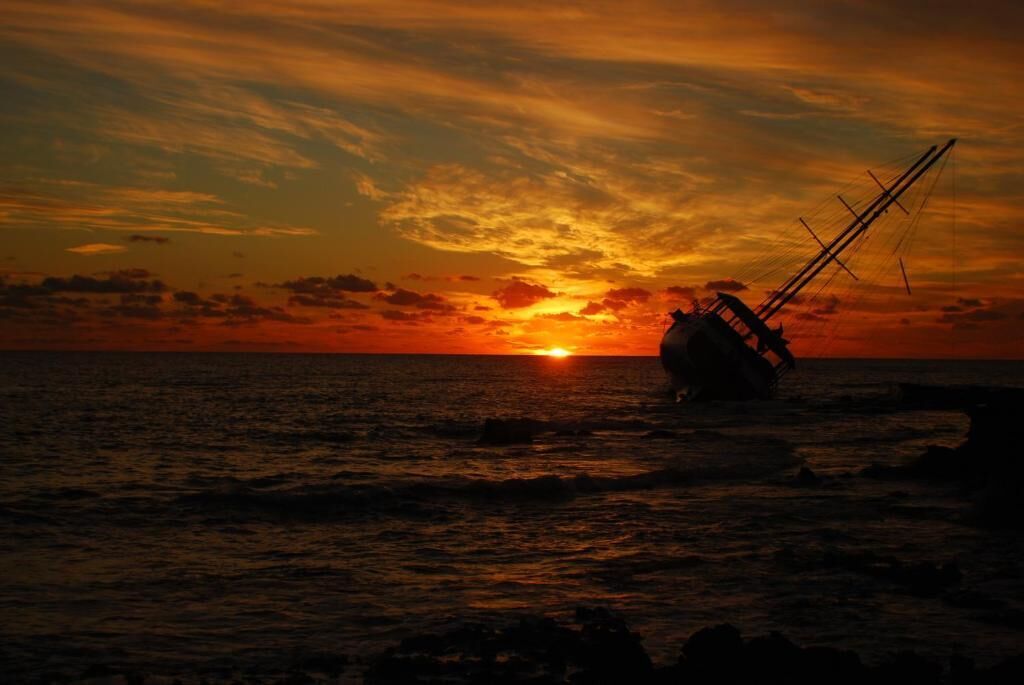 beach nearby, white sand, sun-loungers, beach umbrellas