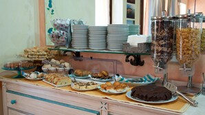 Un bufé con diversas bollerías, pasteles y cereales.