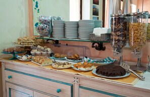 Petit déjeuner buffet (10 EUR par personne)