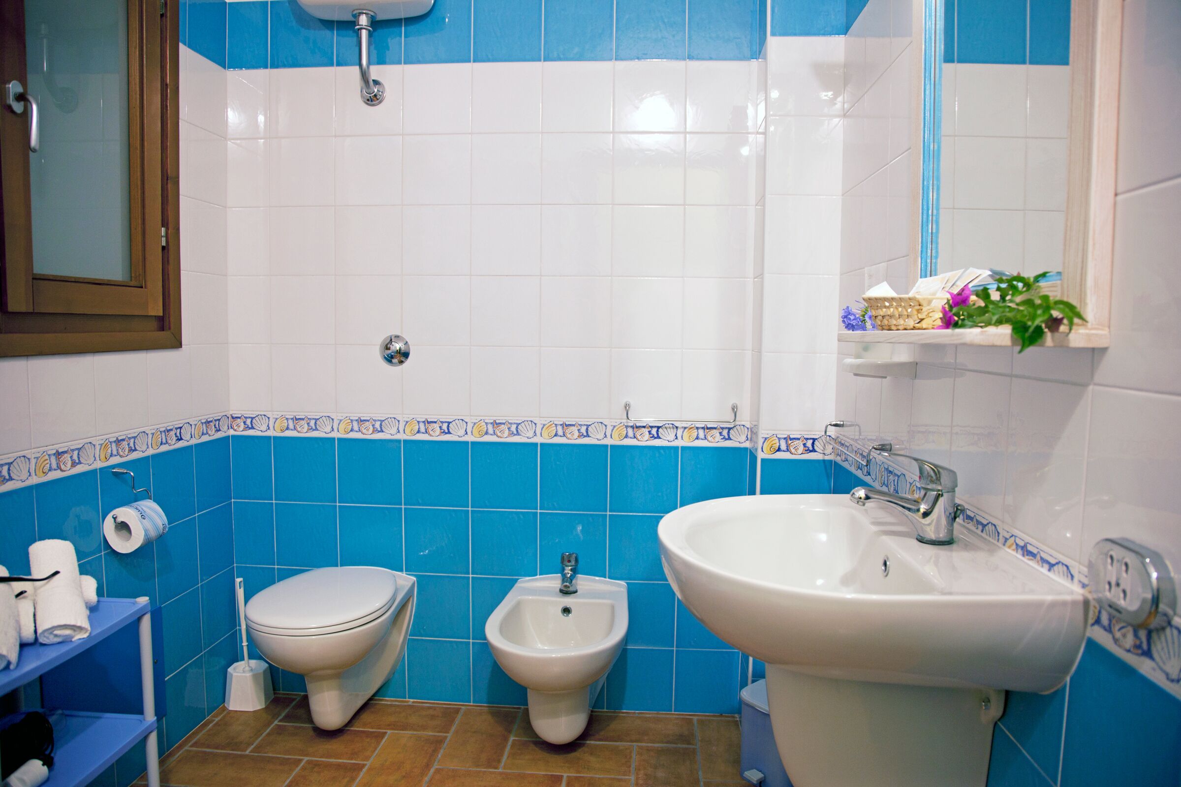 shower, rainfall showerhead, free toiletries, hair dryer