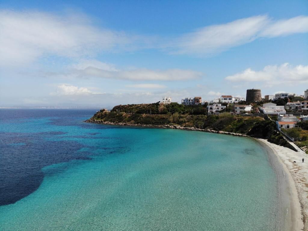 beach nearby, white sand, sun-loungers, beach umbrellas