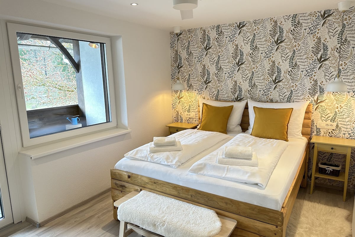 Double Room, 1 Queen Bed, Balcony | 1 bedroom, premium bedding, free WiFi, bed sheets