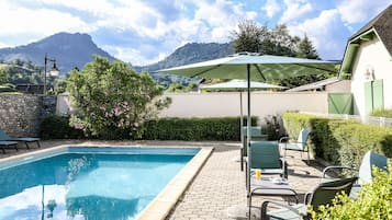 Una piscina al aire libre