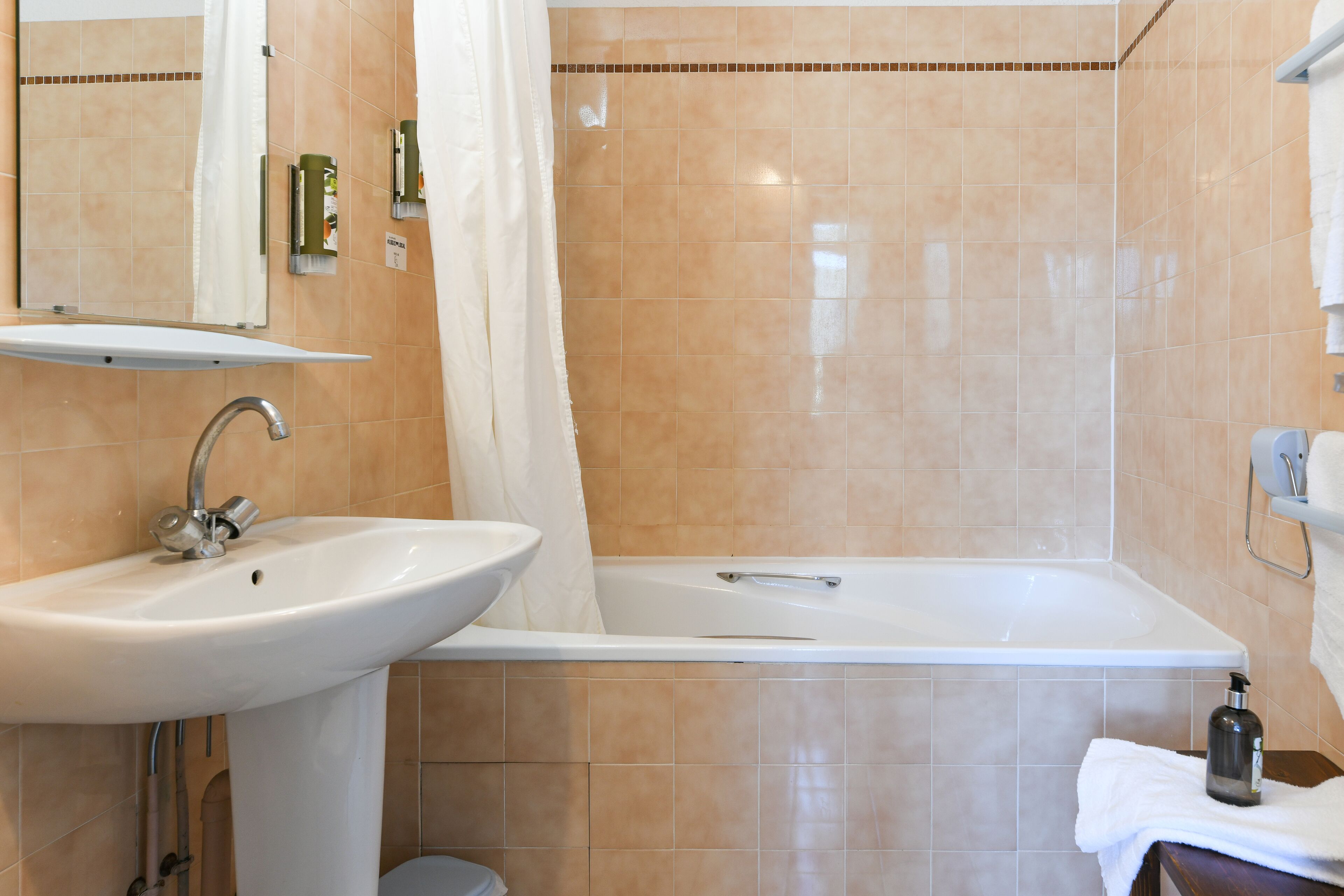 quadruple room | bathroom | combined shower/bathtub, hair dryer, towels